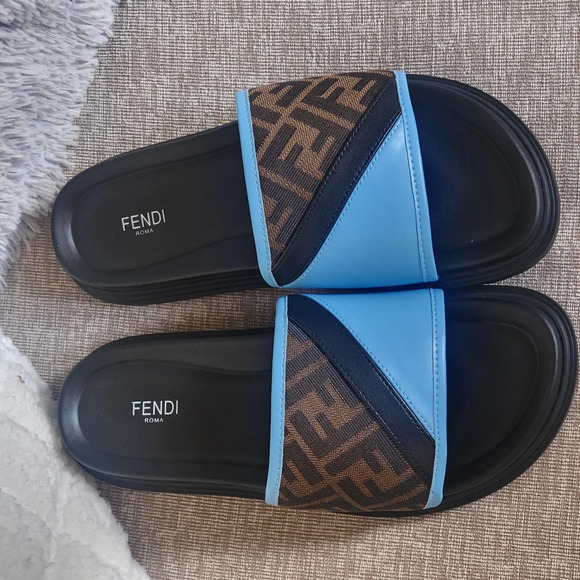 Fendi Diagonal Slides
BrownFF jacquard leather slides - Picture 2 of 10